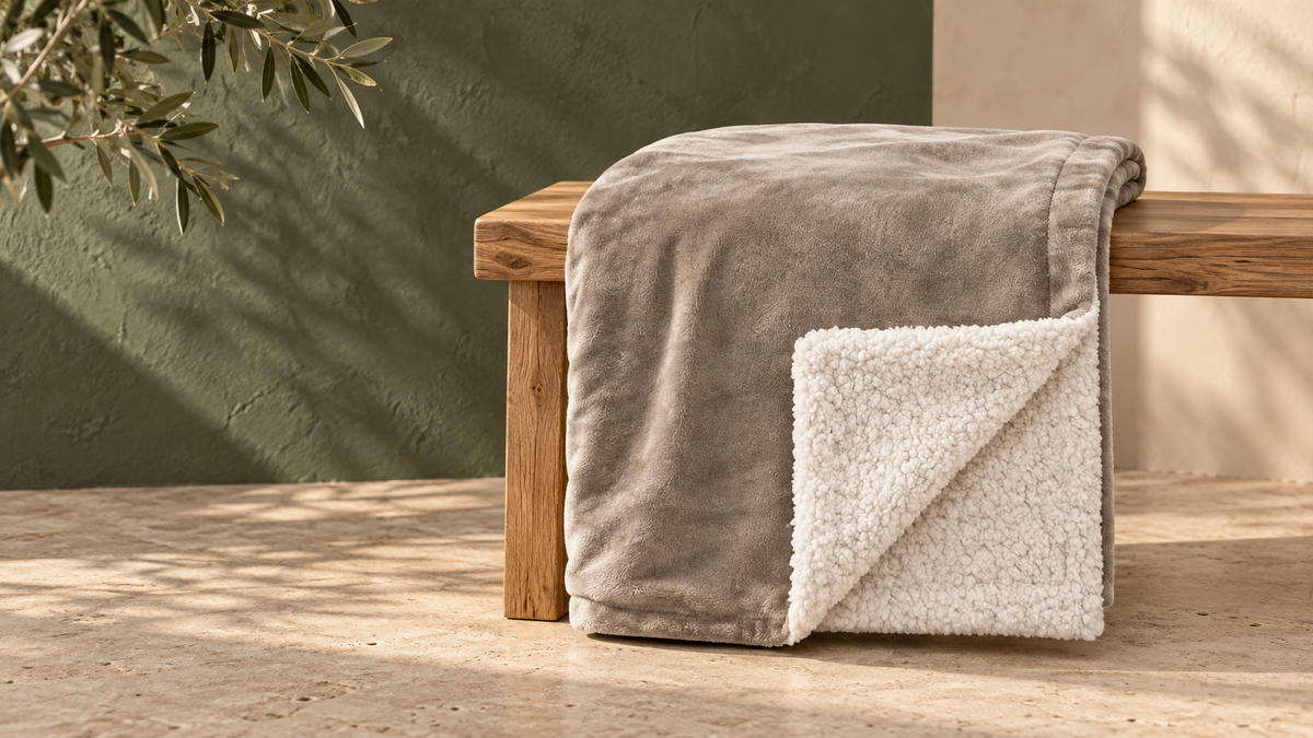 Taupe Byrklund Snowy Hug plaid met witte teddy achterkant