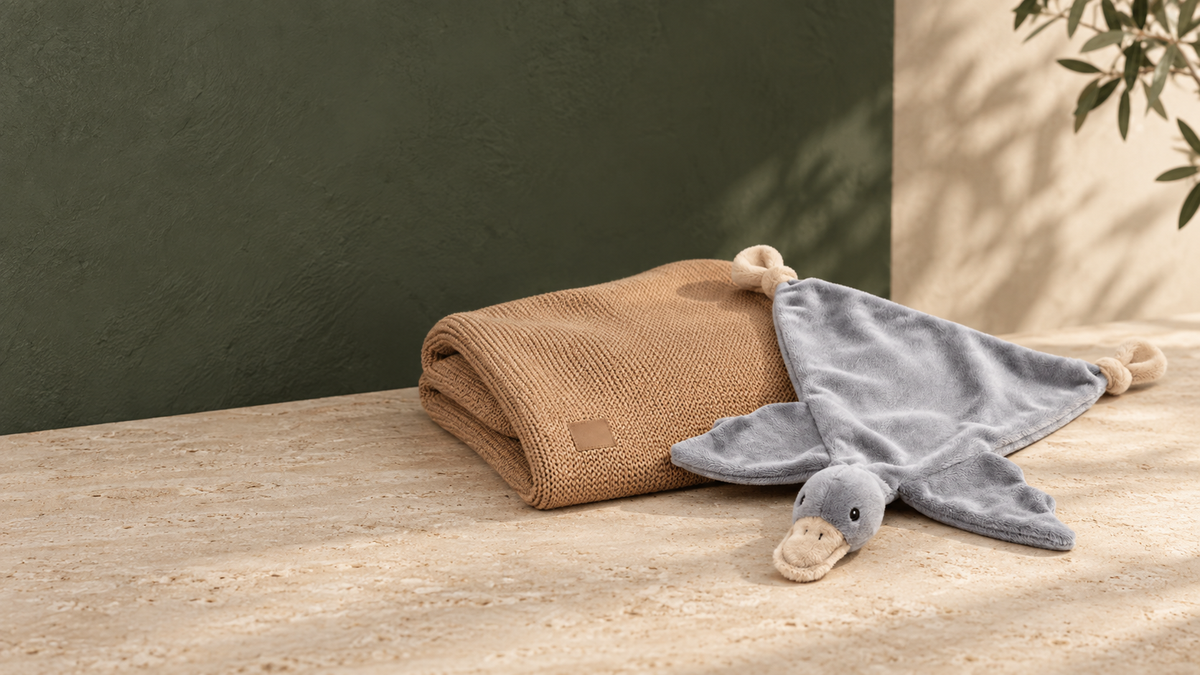 Funnies eendknuffeldoek en camel Jollein gebreide deken